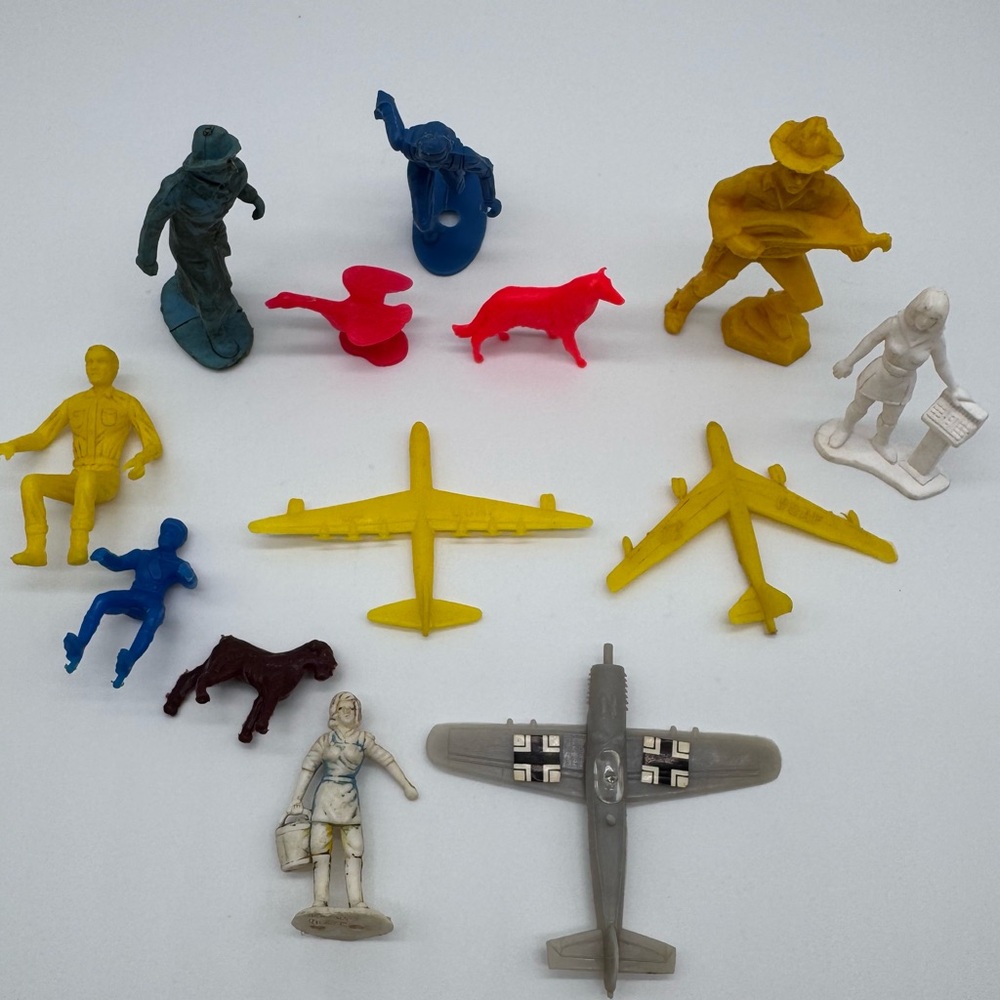 Vintage Toy Figure Lot Planes Soldiers Animals USAF Hong Kong